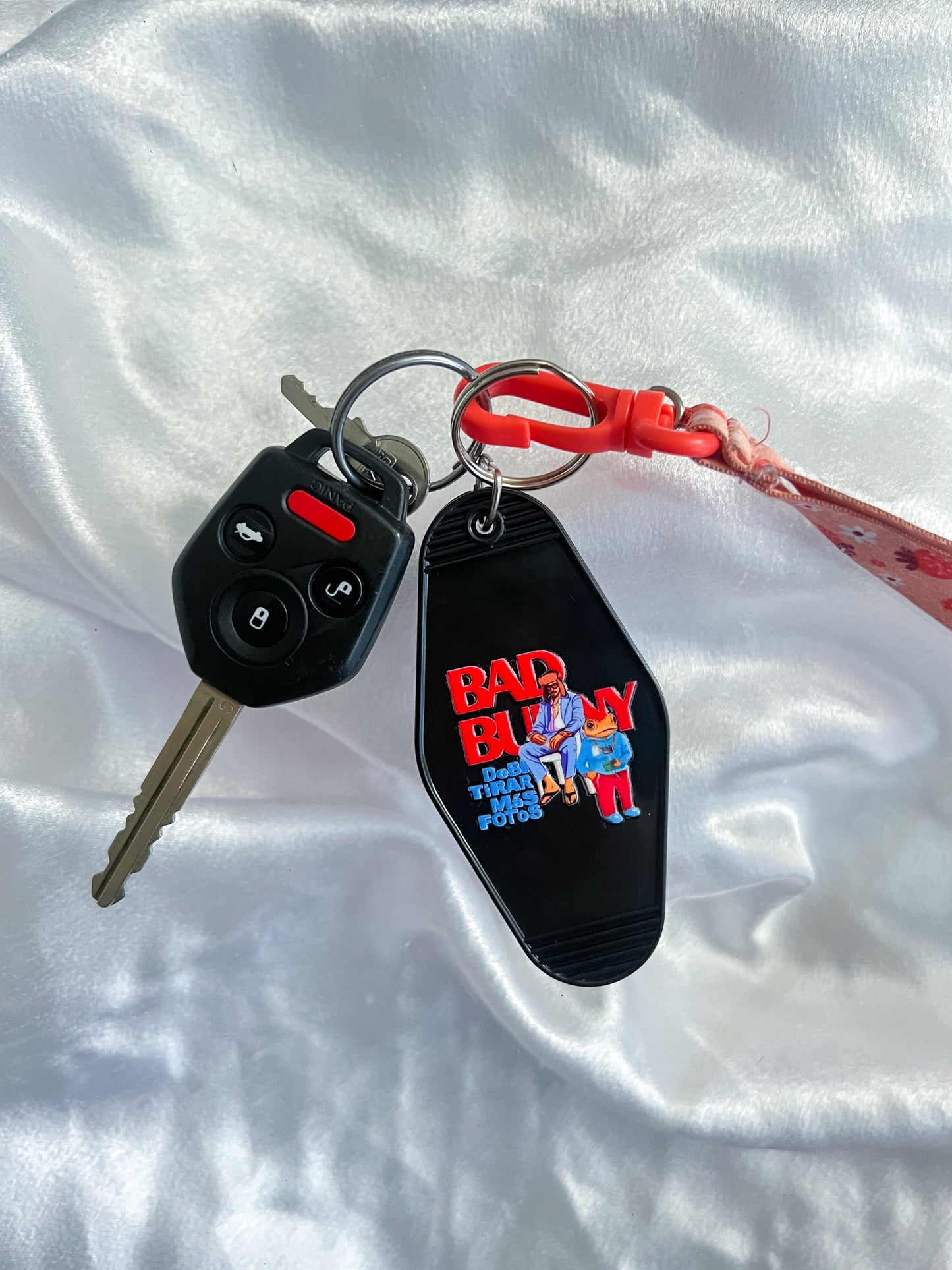 DeBi TiRAR MaS FOToS Motel Keychain